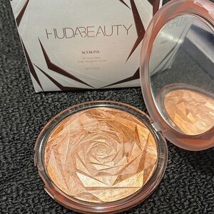 HUDA BEAUTY N.Y.M.P.H. All Over Glow Highlighter